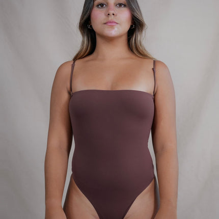 Body 06: strapless con tiras finas removibles