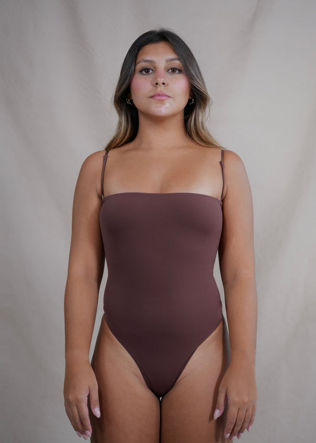 Body 06: strapless con tiras finas removibles